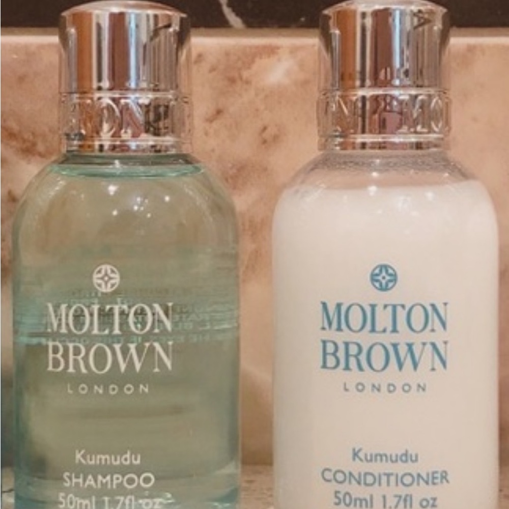 Molton Brown Kumudu Shampoo and Conditioner Duo - Blue and White